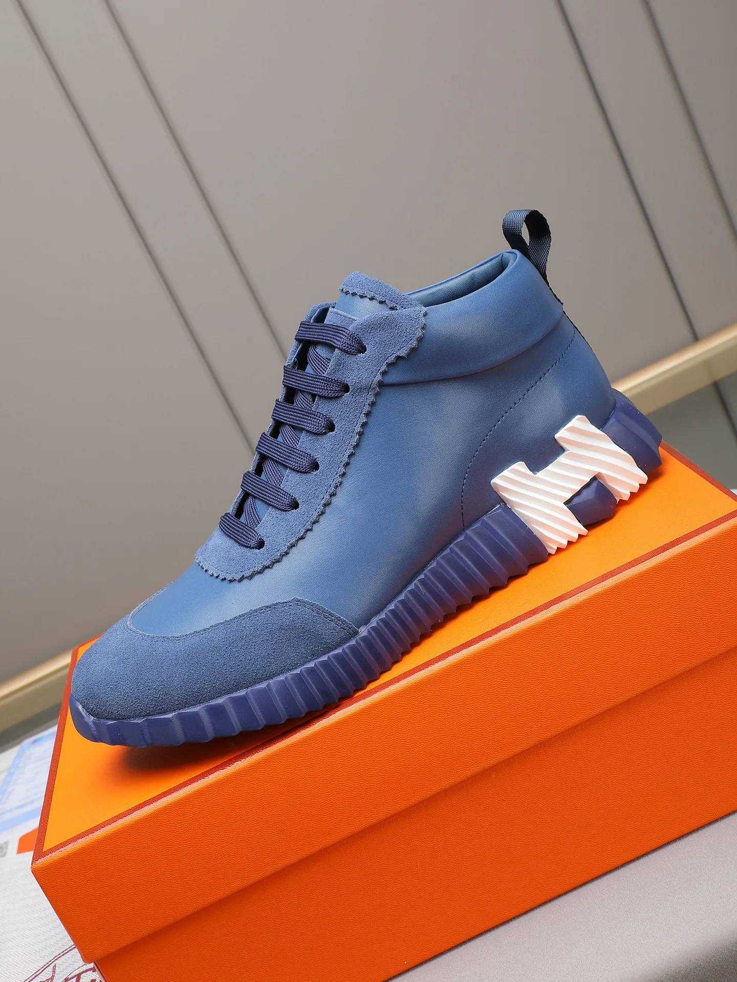 PPP460 (Hermes high-top men's shoes)🆕Men's sports shoes, decorated with textured calfskin details. Spliced ​​with original cowhide, this shoe draws inspiration from the equestrian world, integrating technical details and practical functions. Breathable sheep lining, original combination outsole, high-end quality, and every detail is perfectly combined! Size: 38-44 (45 can be customized)